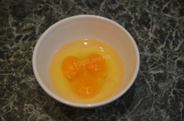 Thoroughly wash the eggs to remove any potential bacteria from the eggshells. Carefully crack the eggs into a deep bowl.

