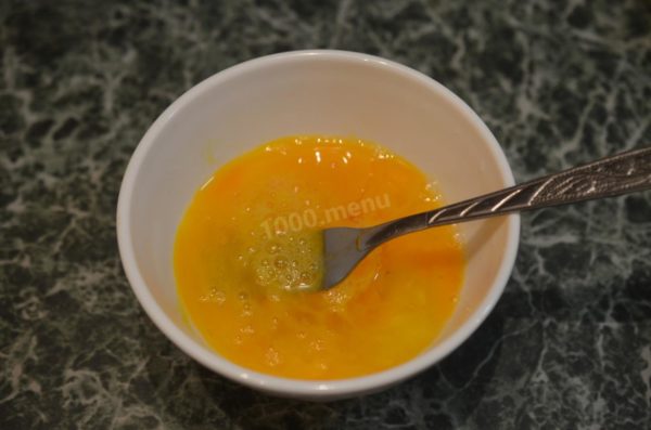 Use a fork to whisk the eggs, ensuring the yolk and egg whites are well combined.

