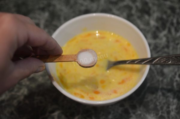 Season the omelet with salt. You can use regular sea salt or salt with various seasonings. At this stage, you can also add any additional ingredients you prefer, such as fresh or dried herbs, onions, garlic, or other ingredients like bacon, chicken, grated cheese, or tomatoes for a heartier omelet. I'm making a classic omelet without any additional ingredients.

