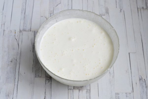 Use a mixer to beat the eggs until they form a light foam. Gradually add sugar in small portions and continue beating until the mixture becomes fluffy, which should take about 3-5 minutes. To check the consistency of the beaten eggs, draw a line along the mass with a spatula. If the trace lasts 1-2 seconds, the eggs are whipped to the desired consistency. If the trace disappears instantly, continue whipping slightly. Be careful not to overbeat the eggs; small bubbles should still be visible on the surface.

