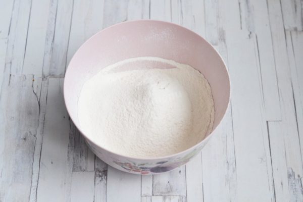 Sift the flour along with the baking powder into a separate bowl. Sifting is essential as it infuses the flour with oxygen, resulting in a lighter dough. If you have time, it's even better to sift the flour twice.

