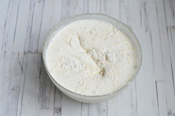 While continuing to beat the eggs at low speed, gradually add the sifted flour to the mixture in portions. The amount of flour needed may vary. For additional information about flour, refer to the article provided at the end of this recipe. If you beat at high speeds, the dough may become heavy and lose its lightness because prolonged beating causes the eggs to become denser, expelling oxygen from the mixture. You can also use a spatula, but a mixer ensures better and more even dough mixing.

