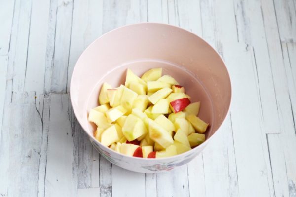 Wash the apples, peel them, remove the core, and cut them into medium-sized pieces. If the apple peels are thin, you can leave them intact, as I did.

