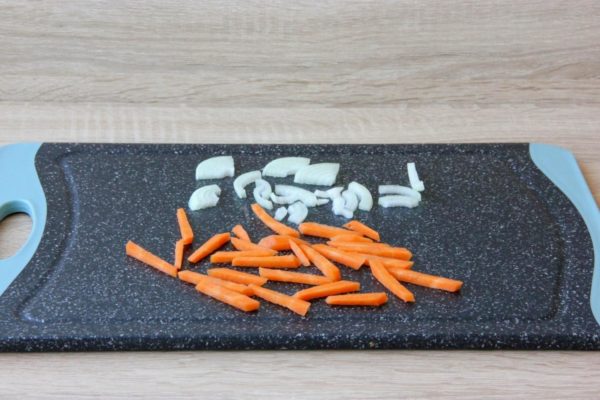 Peel and wash the carrots and onions, then dry them. Quarter the onions, and cut the carrots into small cubes.

