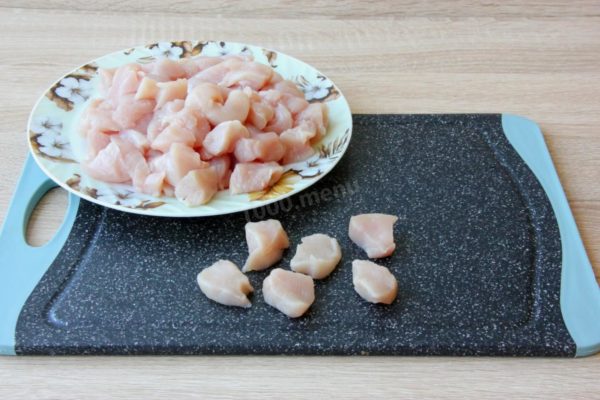 Rinse the chicken fillets under cool water and pat them dry with paper towels. Remove any excess fat, membranes, or veins from the meat, then cut the fillets into small pieces.

