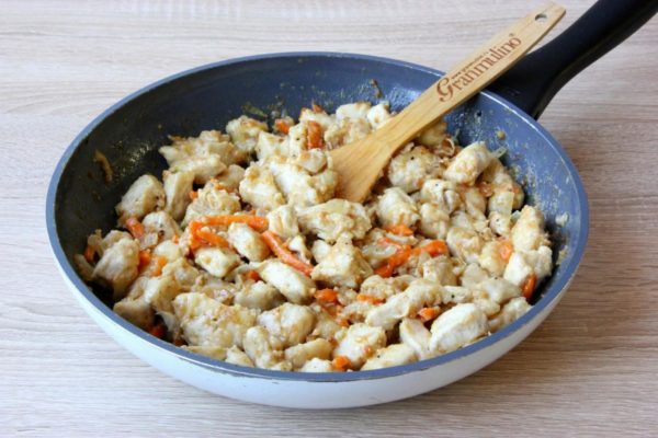 Combine the vegetables and meat in the frying pan, then pour in 4 tablespoons of water and reduce the heat to low. Mix everything thoroughly and simmer the meat, uncovered, for 1-2 minutes until the liquid has almost evaporated, and the meat is cooked and juicy.

