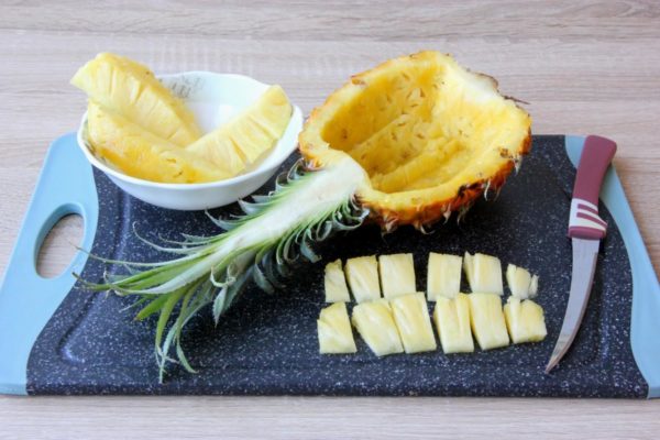 Carefully scoop out the flesh without damaging the pineapple boat's shape. Cut the pineapple flesh into pieces of the same size as the meat and leave any released juice in the pineapple body.

