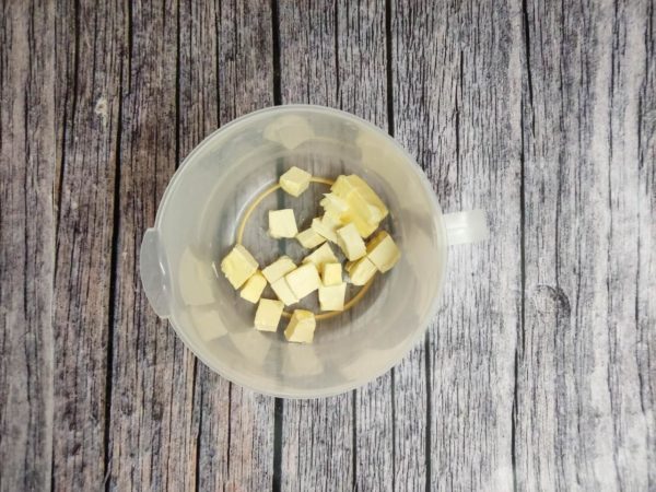 Meanwhile, prepare a cottage cheese cream without cream for the cake. Cut the butter at room temperature into small cubes.


