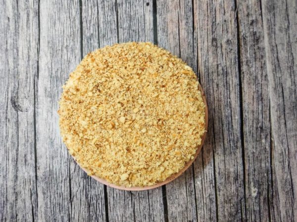 Coat the top and sides of the cake with the remaining cream and sprinkle with the crushed cake crumbs. Refrigerate the cake for 3-4 hours to allow it to soak. The cottage cheese cake with cottage cheese cream is now ready. Enjoy your meal!