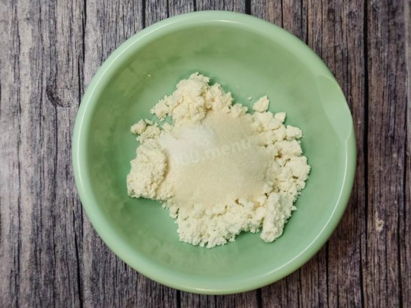 Combine the soft cottage cheese with sugar and salt. Add the baking soda and baking powder, mix, and leave for 20-30 minutes so that the baking soda and baking powder react. Read about the nuances of working with baking soda and baking powder at the end of the recipe.


