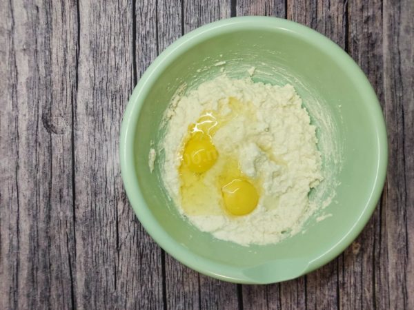 Beat the eggs into the cottage cheese and mix thoroughly.


