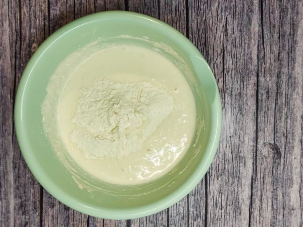 Add the flour in small portions. Be sure to sift the flour. This will aerate it, making the pastry airy. Read about the properties of flour at the end of the recipe.


