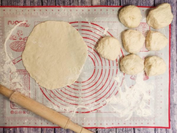 Divide the dough into 8 parts. Roll out each portion into a layer with a diameter of just over 20 cm and a thickness of 3 mm.


