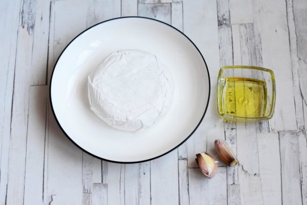 How to prepare baked camembert cheese with garlic in the oven? This is a quick and simple process. First, gather all the necessary ingredients as listed. You can use Camembert cheese with any fat content. If you can't find Camembert, you can substitute it with Brie. In addition to garlic, you can enhance the flavor with rosemary needles. You can also replace olive oil with another vegetable oil.


