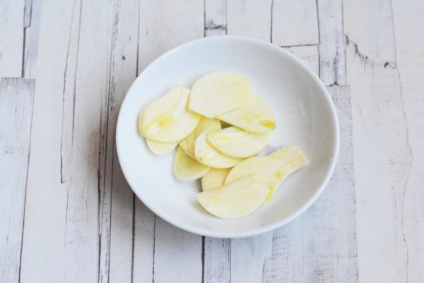 Peel the garlic cloves and slice them into thin rounds or circles.

