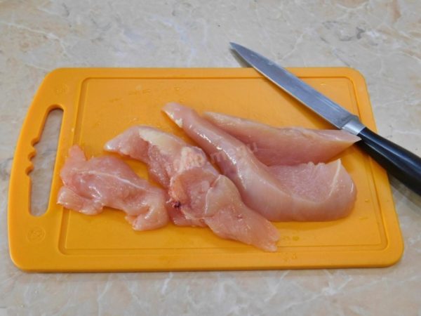 How to prepare flavorful chicken cutlets in a frying pan? Begin by gathering all the necessary ingredients. Ensure your chicken fillet is fresh and has a natural pink color. Rinse it under cold running water, pat it dry with a paper towel, and then cut it into pieces.

