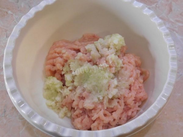 Pass the onion through the meat grinder as well. Mix the chopped onion with the minced meat. To make the cutlets more substantial, you can include carrots, potatoes, or soak a loaf of bread in milk and add it to the mixture.

