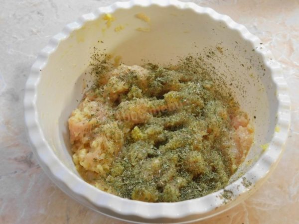 Add the egg, salt, and dry spices to the minced meat. You can use dried dill and parsley, and a pinch of ground pepper if desired.

