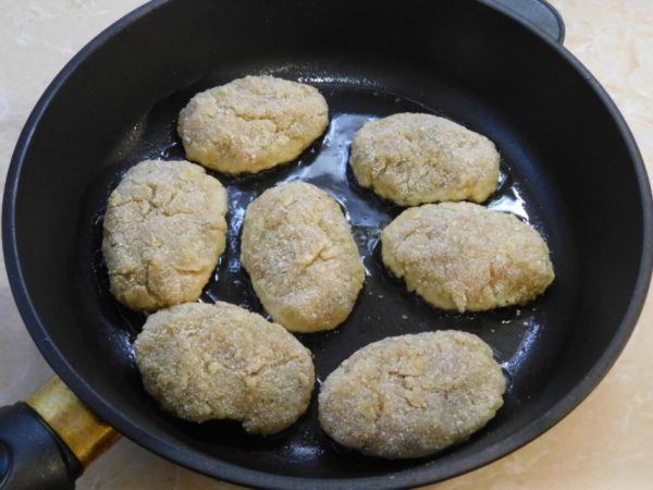 Form small cutlets by hand and coat them with breadcrumbs. Place the cutlets in a preheated frying pan with a small amount of vegetable oil. Fry the cutlets for 2-3 minutes on medium heat on one side.

