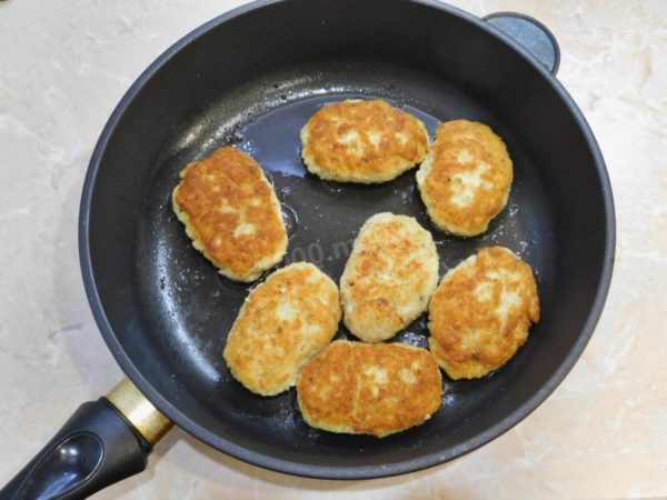 Carefully flip the cutlets and continue frying them on medium heat for a similar duration on the other side. Transfer the cooked cutlets to a small saucepan, cover them with a lid, and let them rest briefly. Serve your delicious minced chicken cutlets with your choice of side dish or salad. You can prepare a sour cream and garlic sauce to accompany them. Enjoy your meal!

