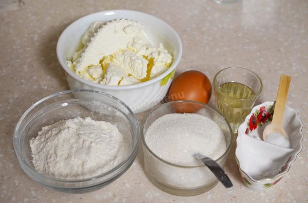 Let's start by making classic fluffy cottage cheese pancakes in a frying pan. Gather all the necessary ingredients. The key to delicious pancakes is high-quality cottage cheese. Make sure to use natural cottage cheese without milk fat substitutes. In my opinion, pancakes made with richer cottage cheese (9-18%) taste better. I like to fry my pancakes in any vegetable oil, but you can also use butter or ghee.


