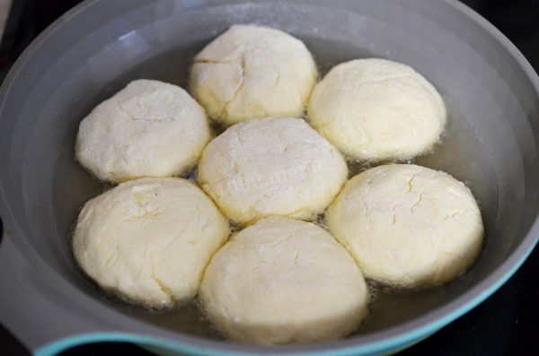Heat the oil thoroughly in a frying pan. Place the pancakes in the pan and cook them over low heat for about 7 minutes on one side.



