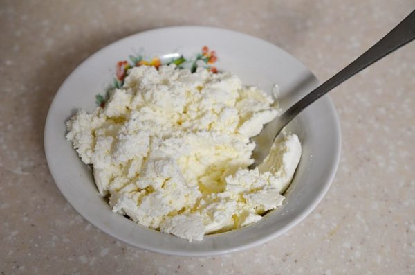 Mash the cottage cheese with a fork. Check the consistency of the cottage cheese; if it has some grains, it's best to either strain it through a fine sieve or blend it with an immersion blender to make the texture smoother.


