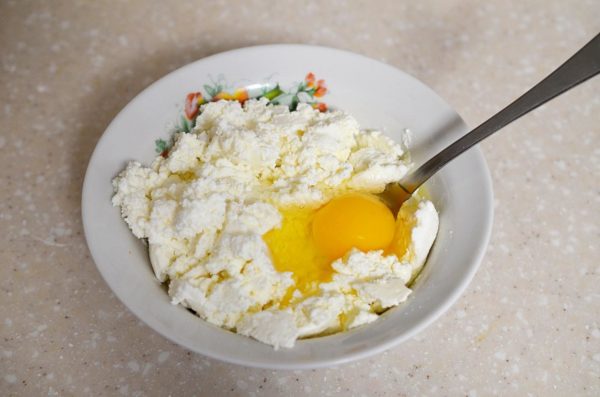 Add an egg to the cottage cheese. Before using the egg, be sure to wash it with detergent under running water to remove any potential harmful bacteria.



