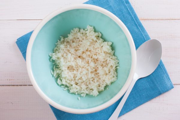 How to make a classic crab salad? Choose a variety of steamed rice, and sort it, removing any impurities. Use a medium-sized rice variety or any of your choice. Rinse it thoroughly and place it in a saucepan. Add boiling water in a ratio of 2 to 1. Cook until it's tender, following the cooking time indicated on the package (usually about 20-25 minutes). It's essential not to overcook the rice; it should be soft and crumbly. Once cooked, place it in a colander, rinse with boiled water, and let the excess liquid drain. Allow the rice to cool, and then transfer it to a deep salad bowl.


