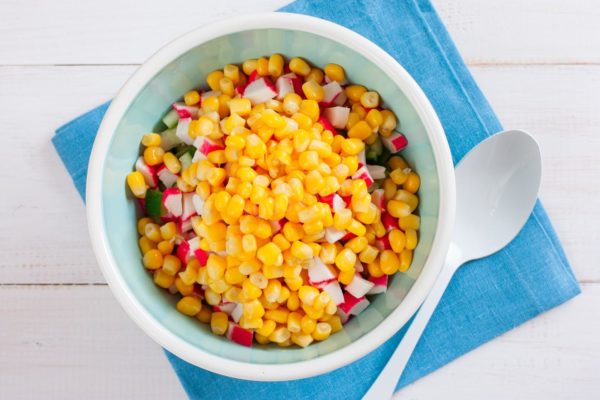Open a can of canned corn and strain the liquid using a colander. Add the drained corn to the salad bowl along with the other ingredients. When buying canned corn, check the expiration date on the can and inspect the corn grains. They should be uniform in size and color, free of blemishes, and the product should not contain dyes, preservatives, or flavor enhancers.


