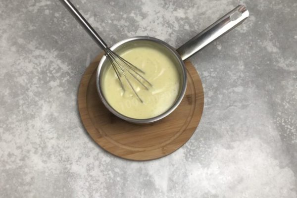 Allow the hot custard to rest for 5 minutes, then add the softened butter and stir until smooth. Since the custard is still hot, the butter will quickly melt and the custard may become slightly runny, but don't worry, it will thicken as it cools.

