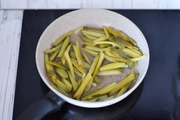 Pour 3 tablespoons of broth into a pan, add the pickles, and simmer for 5-7 minutes. Then transfer the pickles to the pot with the broth.



