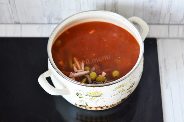 Return the chopped beef and smoked meat to the pot. Add the olives and, if desired, 50 ml of olive brine. Let the hodgepodge simmer for another 15 minutes over low heat.


