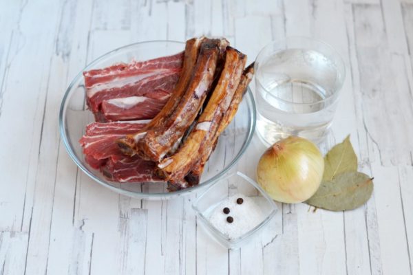 Let's begin by making a classic prefabricated meat hodgepodge. Start by preparing a flavorful broth. Choose beef with bones, ensuring there is enough meat on them. Suitable options include beef ribs, shank, and other meaty parts. Smoked ribs can be either pork or beef.


