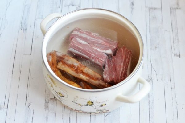 Place the beef with bones and smoked ribs in a large saucepan. Fill it with water, then set it over high heat and bring it to a boil, skimming off any foam that forms.


