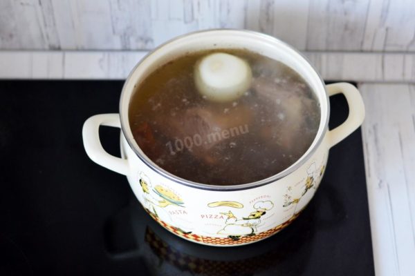 Add a whole onion to the pot and let it simmer for 2 hours.


