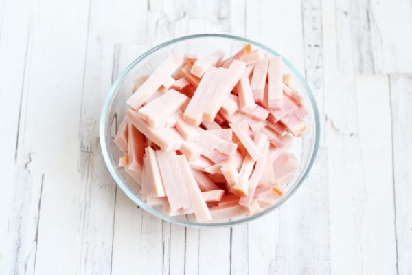Cut the ham into thin strips.


