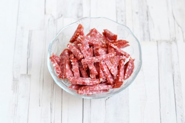 Cut the sausage into similar strips.


