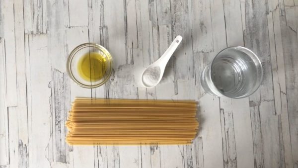 Cooking the Spaghetti: Begin by boiling the spaghetti. It's best to cook the spaghetti concurrently with the sauce to ensure everything is served hot. As soon as you start boiling the pasta, begin preparing the sauce. For more tips on selecting and cooking spaghetti, refer to the additional information at the recipe's end.


