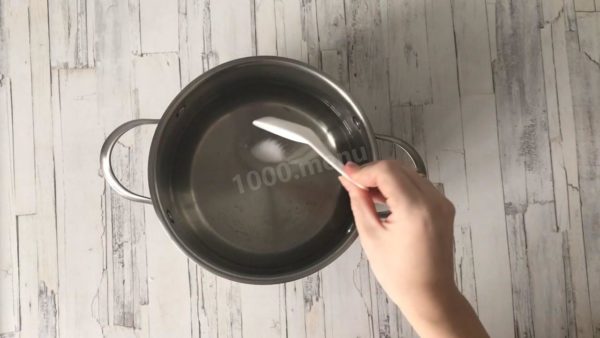 Boiling the Pasta: Fill a suitable pot with water and bring it to a boil on the stove. To expedite the process, you can start with boiling water from a kettle. Covering the pot with a lid will make the water boil faster. Once boiling, add salt and gently submerge the spaghetti, allowing the lower part to soften and fully immerse. Boil the pasta for 6-8 minutes.


