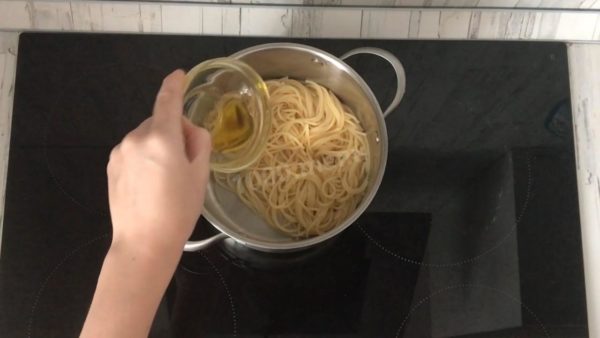 Pasta Cooking Techniques: The ideal texture for pasta in carbonara is 'al dente', which means it should be slightly firm in the center. Cooking times vary based on the pasta's brand and composition, so it's best to follow the package instructions. After cooking, drain the pasta and toss it with olive oil. If the sauce isn't ready, you can cover the pot to keep the pasta warm.


