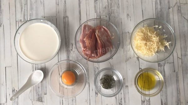 Preparing Sauce Ingredients: For the sauce, choose cream with a 20% fat content for a creamier texture. Ideal herbs include an Italian blend or a combination of dried rosemary and basil if the blend isn't available.


