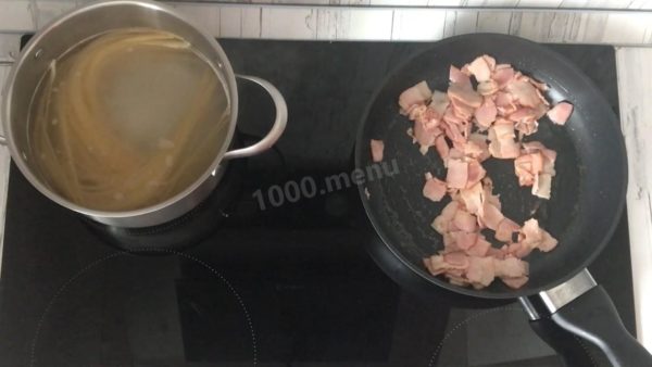 Preparing the Bacon: Cut bacon into square pieces. In a frying pan, heat oil and fry the bacon until golden brown over medium heat. Use a spatula to stir. You can substitute olive oil with another type if preferred. Keep moisture away to prevent sizzling. If the bacon starts to pop, lower the heat. For more information on selecting frying pans and oils, refer to related articles at the recipe's end.


