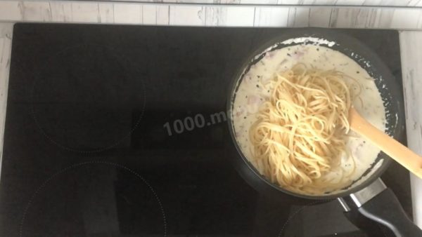 Combining Pasta and Sauce: Add the cooked pasta to the pan and gently mix. Keep the dish on the stove for about a minute to ensure everything is thoroughly heated. Then remove the pan from the heat.


