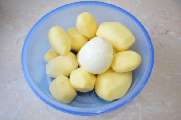 Ingredient Preparation: Begin by gathering your ingredients. Enhance the flavor and aroma with a bit of chopped garlic. Peel the potatoes thoroughly, washing off any dirt under running water, and remove the husk from the onion.


