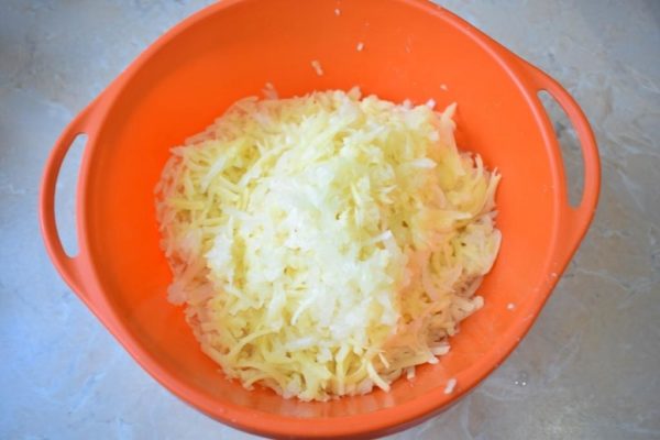Grating Potatoes and Onions: Grate the peeled potatoes and onions. For a smoother texture, a fine grater is recommended, though I personally prefer using a coarse grater for a different texture. It really depends on your taste preference.


