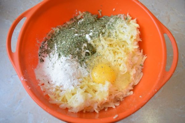 Adding Ingredients: To the grated mixture, add an egg, flour, salt, and your choice of spices. For a flavorful touch, I suggest a pinch of ground black pepper and some dry dill or parsley.


