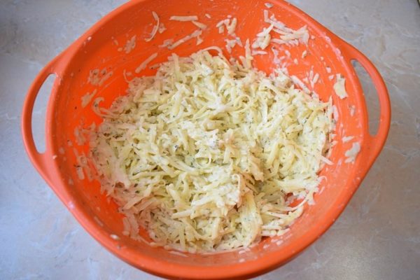 Mixing the Batter: Stir the mixture thoroughly until you achieve a uniform batter.


