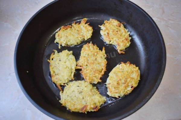Frying the Pancakes: Cook the pancakes over medium heat, flipping them to ensure both sides turn a delicious, golden brown. They should be well-fried for the best taste. Serve the hot pancakes with a side of sour cream or garlic sauce. Enjoy your delightful meal!
