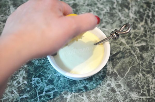 Squeeze lemon juice into the mayonnaise. To maximize the juice extraction, rinse the lemon with very hot water before squeezing. Use a small sieve to catch any lemon seeds to prevent them from getting into the sauce. If you prefer a quicker and easier method, you can use store-bought lemon juice.

